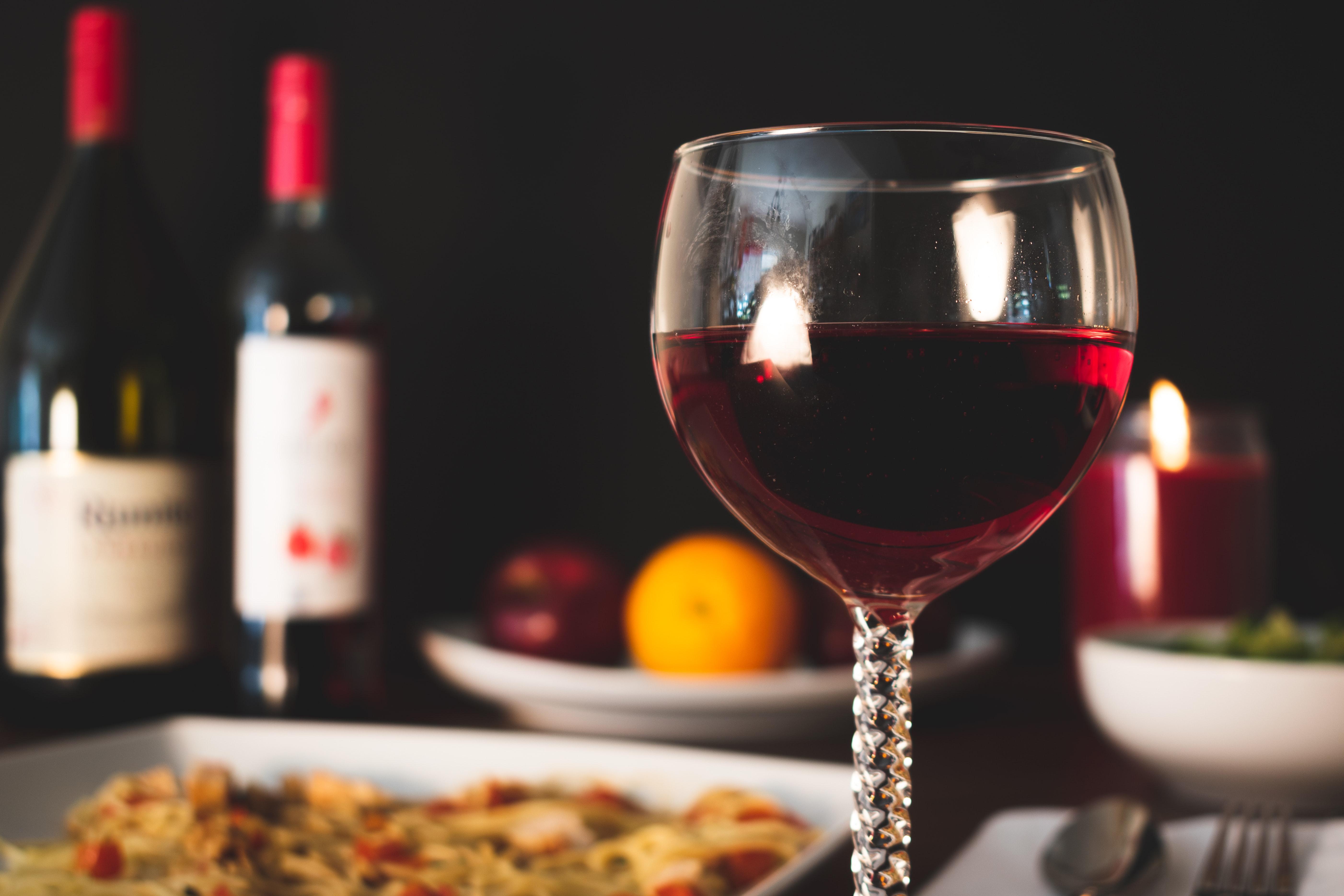 Бокал вина польза. Красное вино. Вино красное сухое. Полезное вино. Бокал вина в ресторане.
